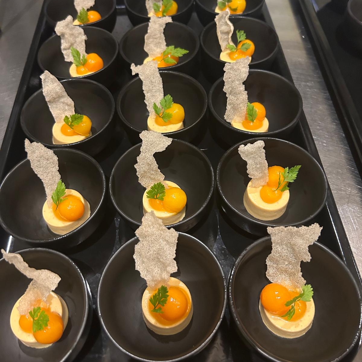 Fijngeserveerd bord in een hospitality omgeving