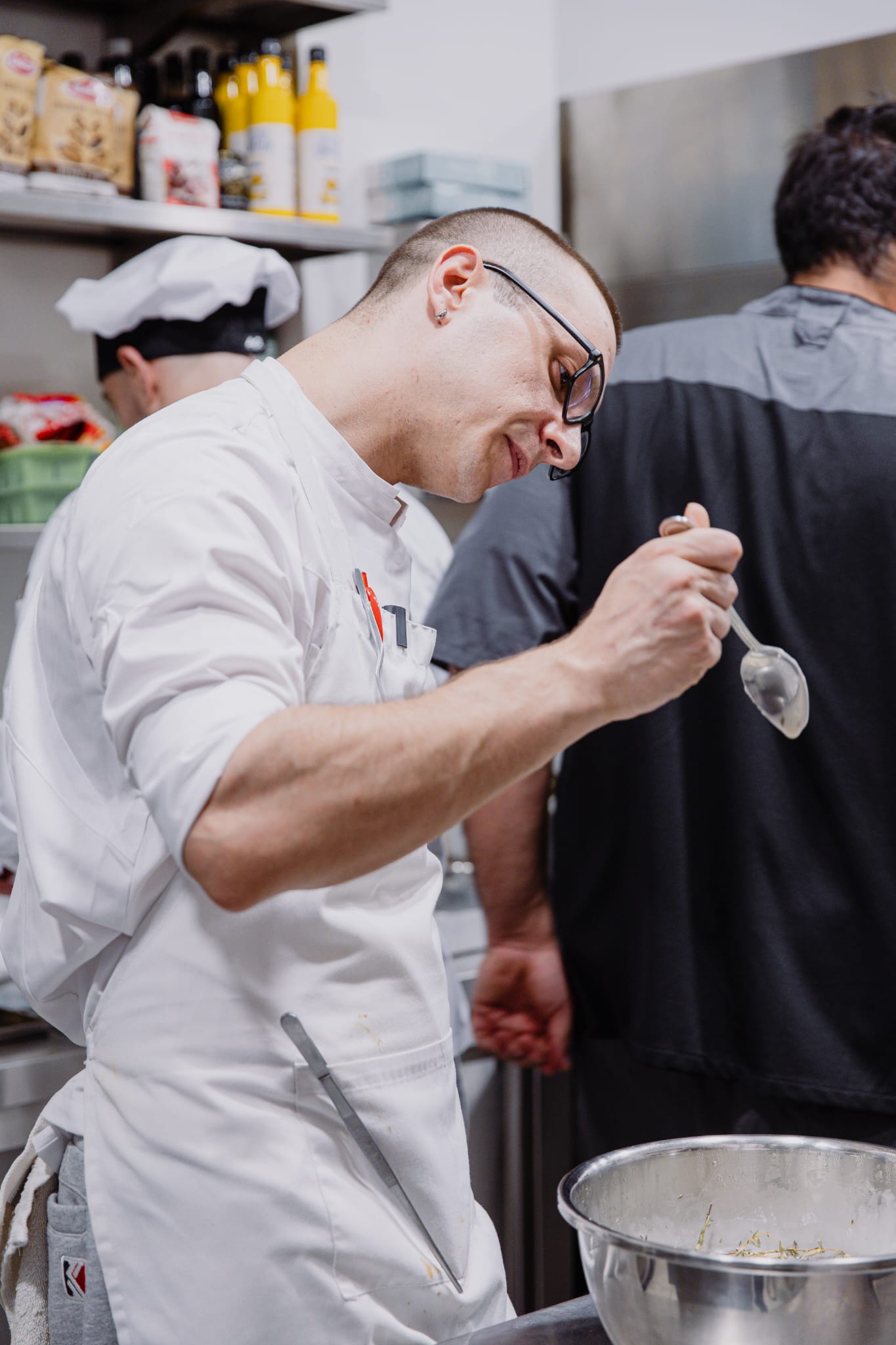Zelfstandig werkend kok van ChefBridge in een professionele keuken